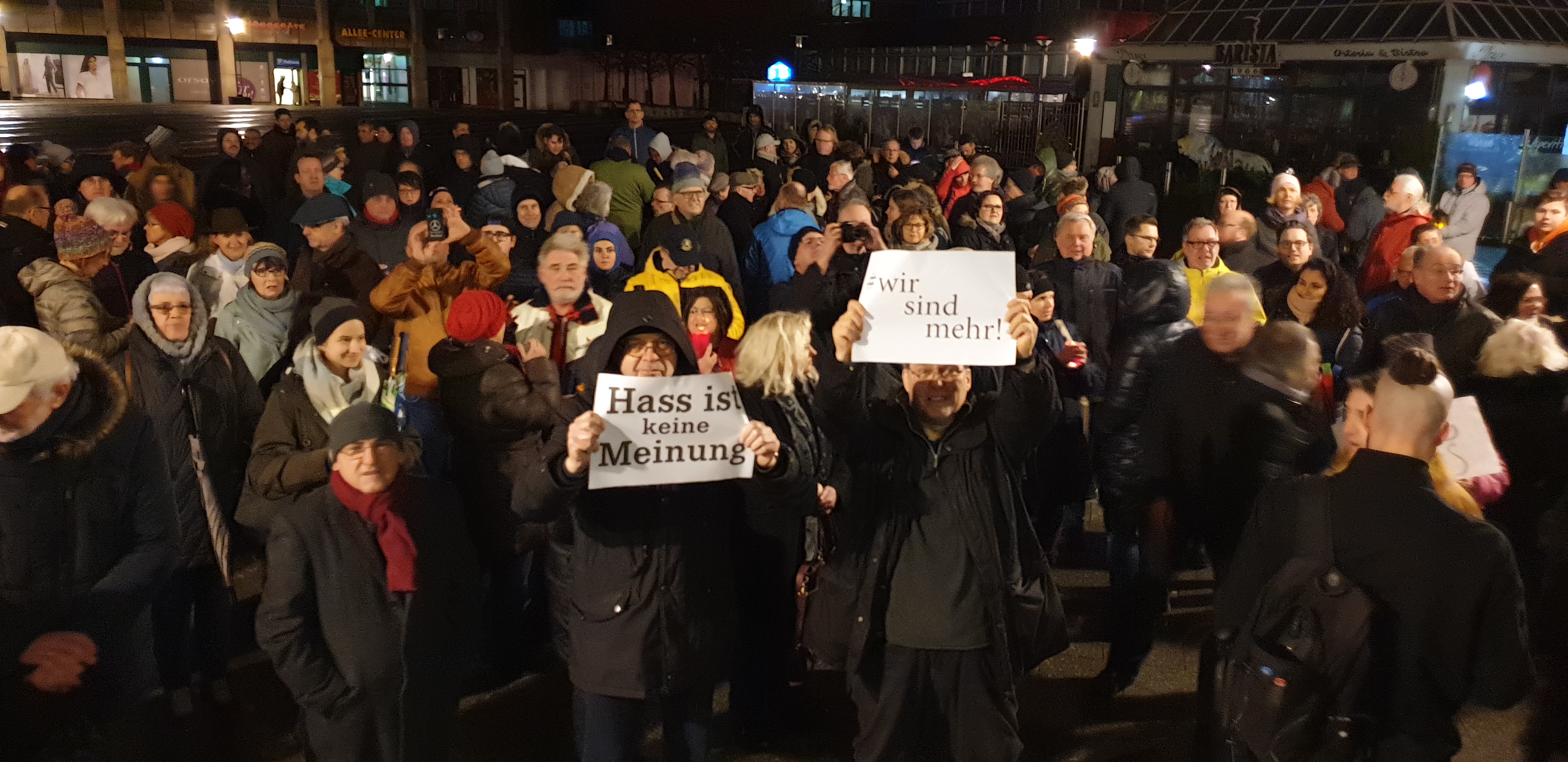 23. Februar 2020: Die Remscheider Mahnwache für die Opfer des rechtsterroristischen Anschlags in Hanau. Foto: Sascha von Gerishem