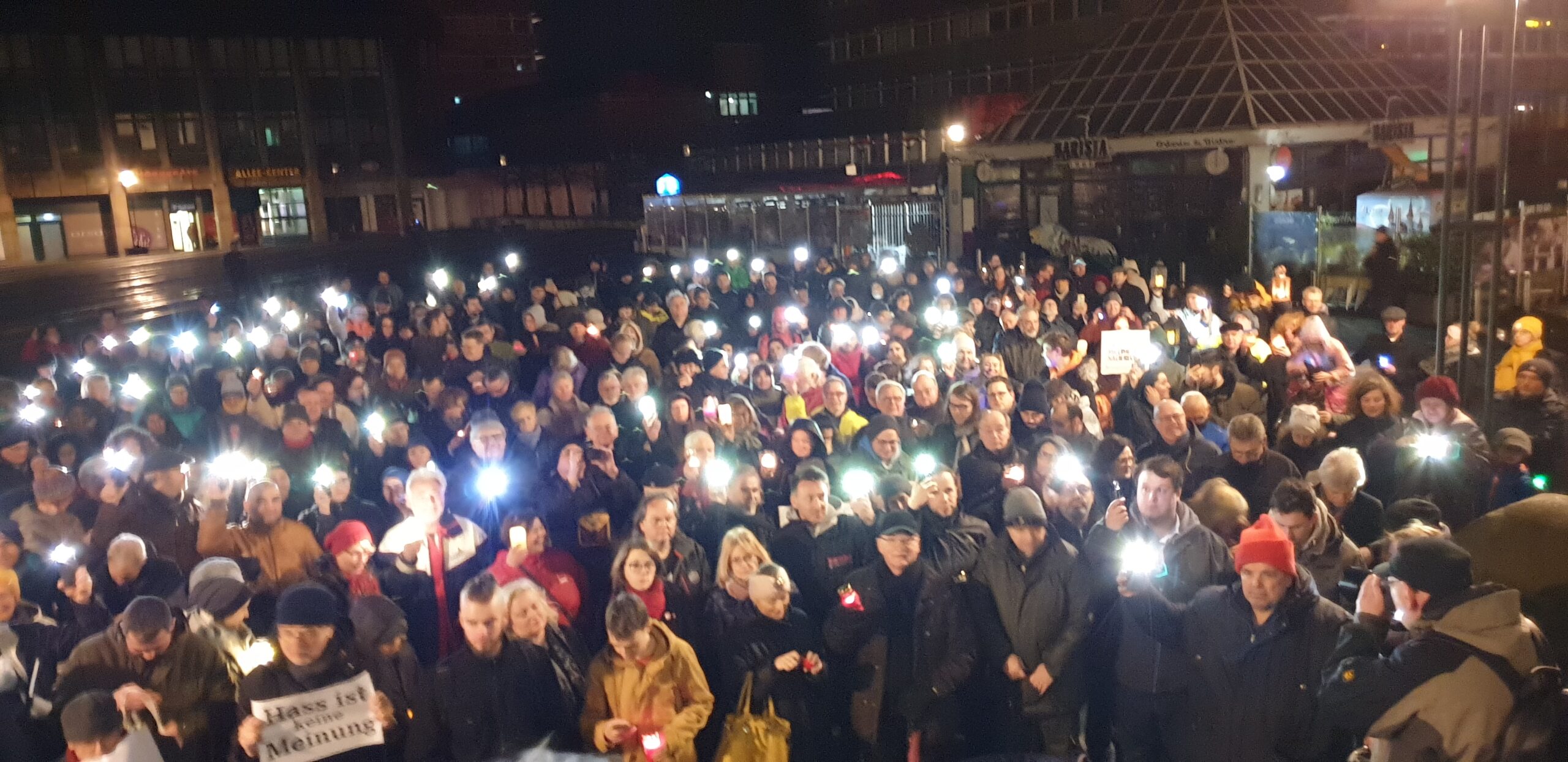 23. Februar 2020: Die Remscheider Mahnwache für die Opfer des rechtsterroristischen Anschlags in Hanau. Foto: Sascha von Gerishem
